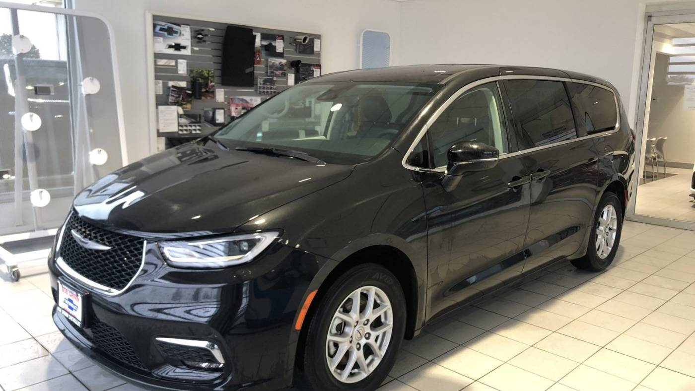 2023 Chrysler Pacifica Touring L — Minivan — 49,415 mi — Morton, IL