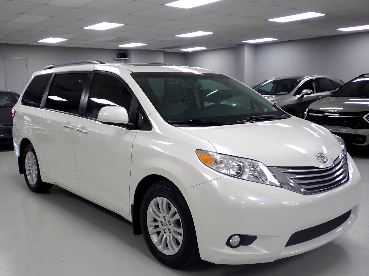 2017 Toyota Sienna XLE — Minivan — 67,172 mi — Lee's Summit, MO