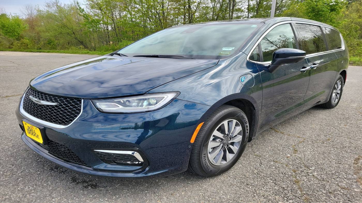 2023 Chrysler Pacifica Hybrid Touring L — Minivan — 7,036 mi — Westbrook, ME