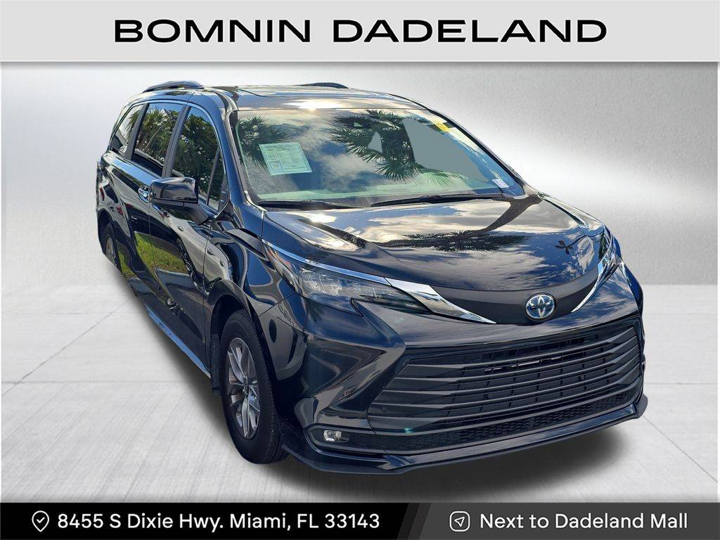 2025 Toyota Sienna XLE — Minivan — 8,735 mi — Miami, FL