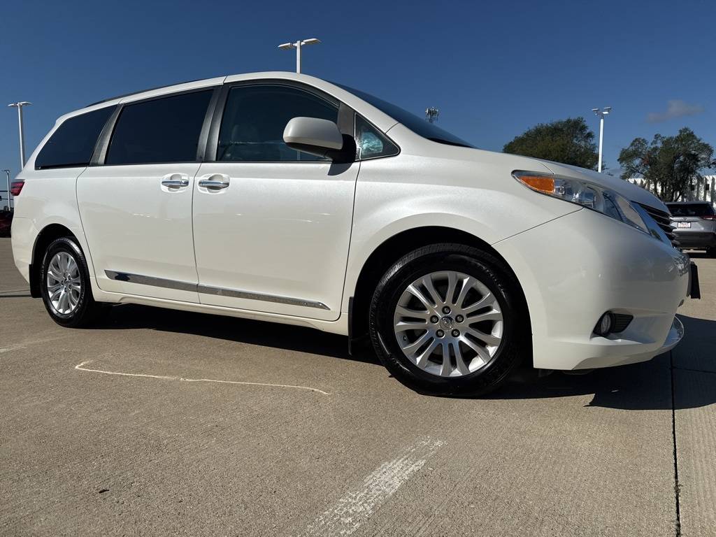 2017 Toyota Sienna XLE — Minivan — 126,481 mi — Crystal Lake, IL