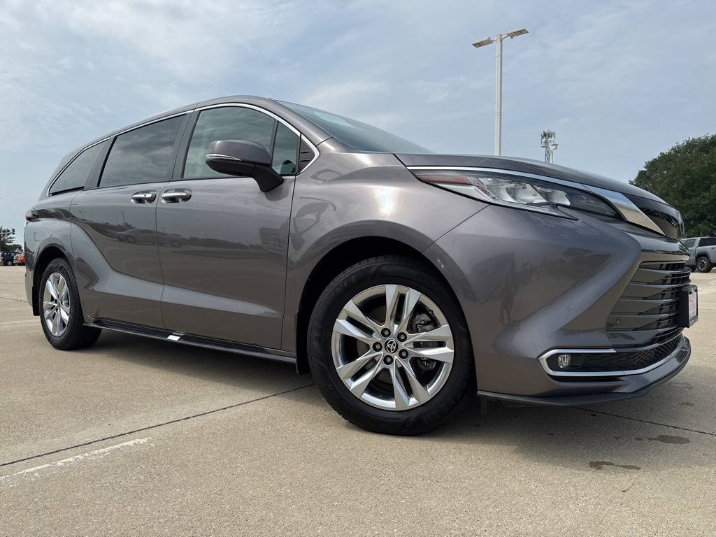 2022 Toyota Sienna Limited — Minivan — 110,172 mi — Crystal Lake, IL