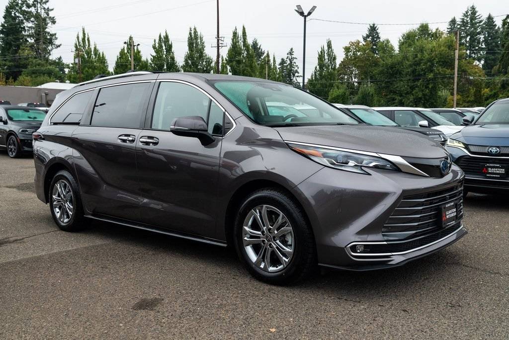 2022 Toyota Sienna Platinum — Minivan — 31,880 mi — Milwaukie, OR