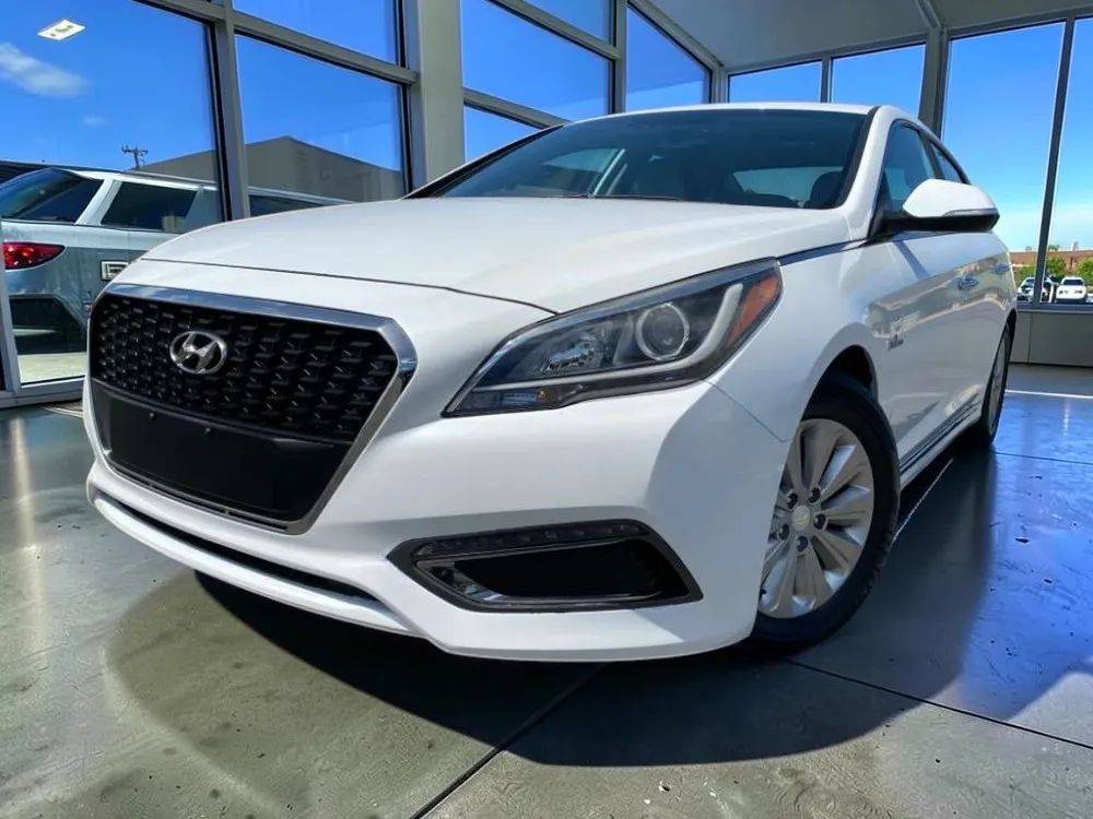 2017 Hyundai Sonata Hybrid SE — Sedan — 17,889 mi — Waipahu, HI