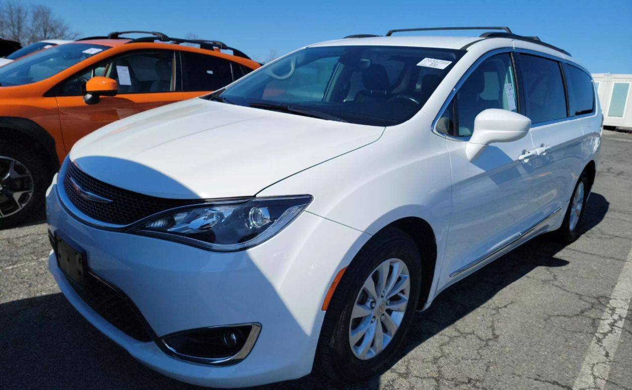 2017 Chrysler Pacifica Touring L — Minivan — 105,456 mi — Arlington, VA