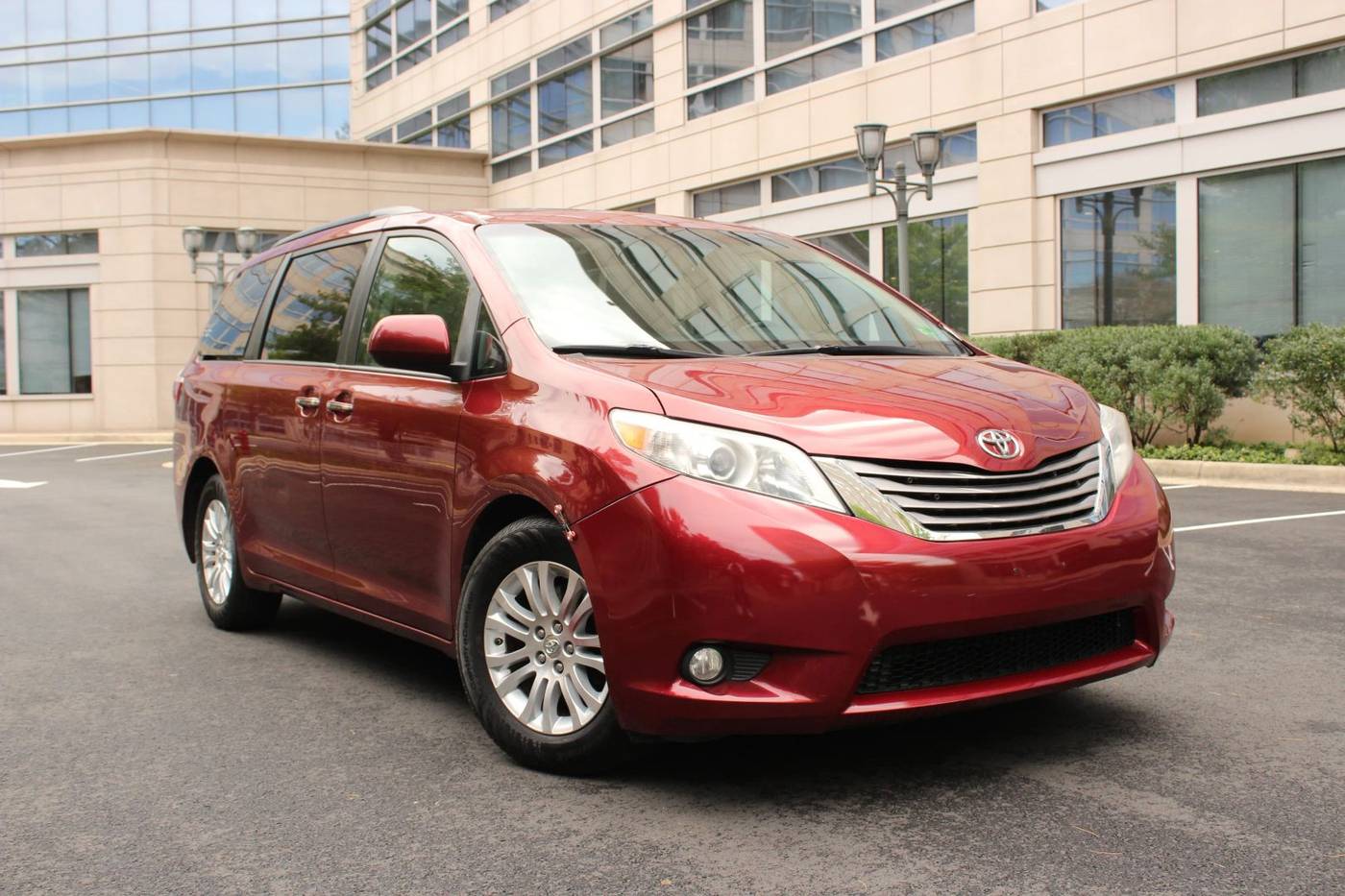 2017 Toyota Sienna XLE — Minivan — 90,165 mi — Arlington, VA