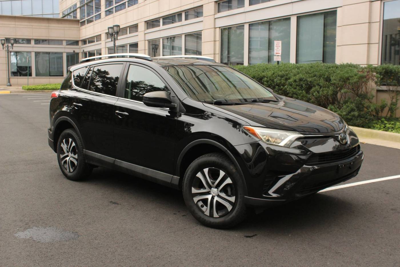 2017 Toyota RAV4 LE — SUV — 142,712 mi — Arlington, VA