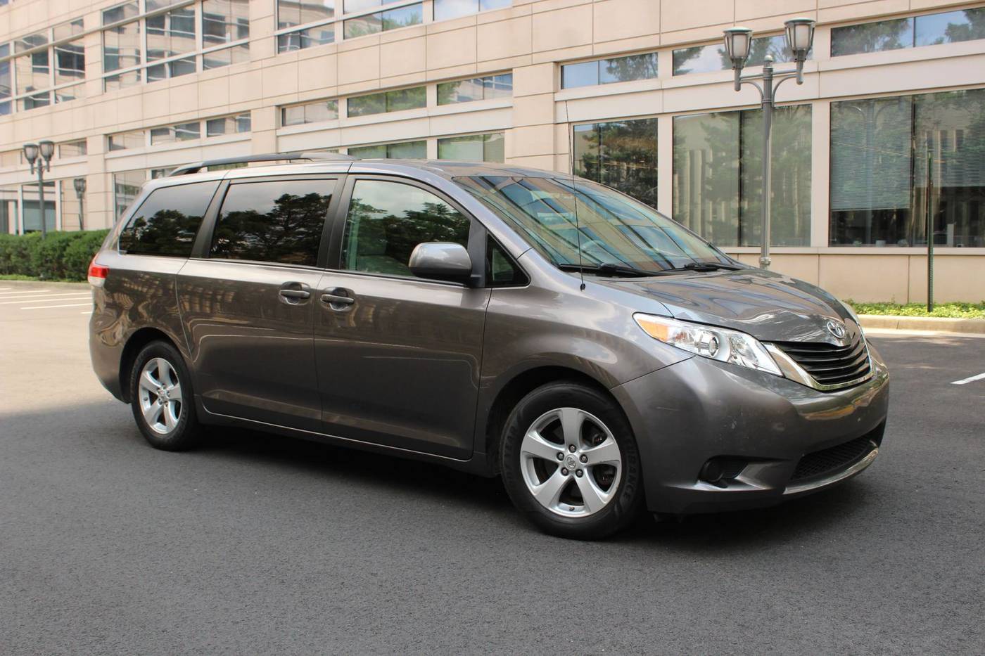 2011 Toyota Sienna LE — Minivan — 143,883 mi — Arlington, VA