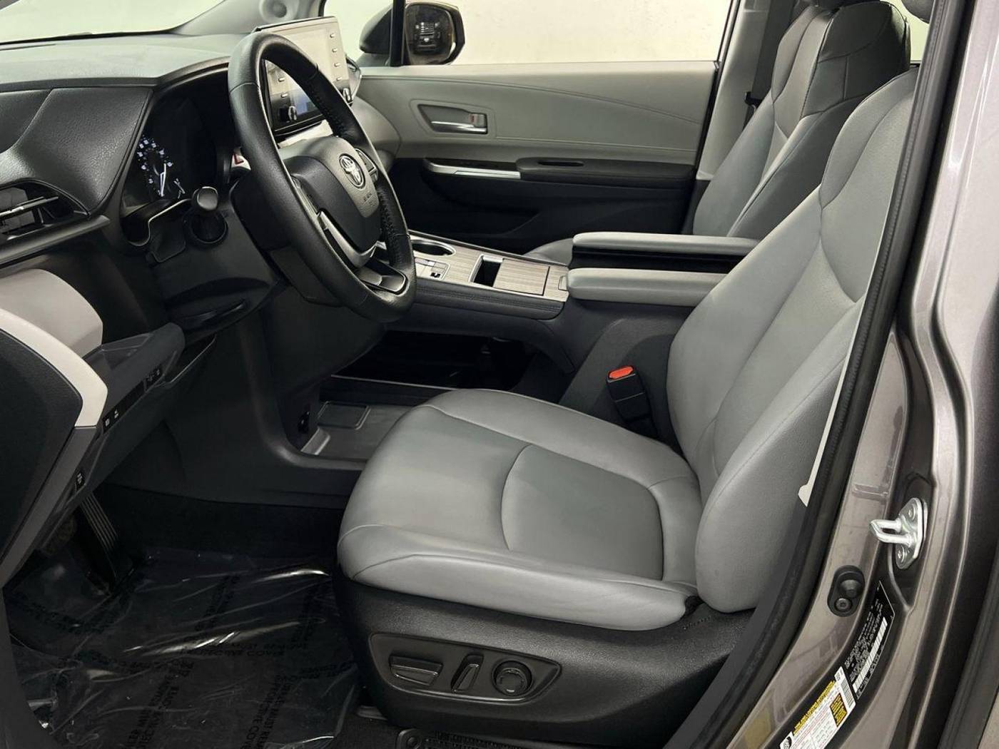 2022 Toyota Sienna XLE — Minivan — 21,810 mi — Arlington, VA