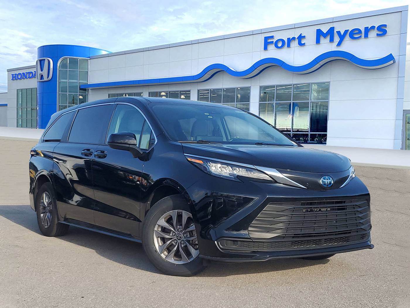 2023 Toyota Sienna LE — Minivan — 32,262 mi — Fort Myers, FL