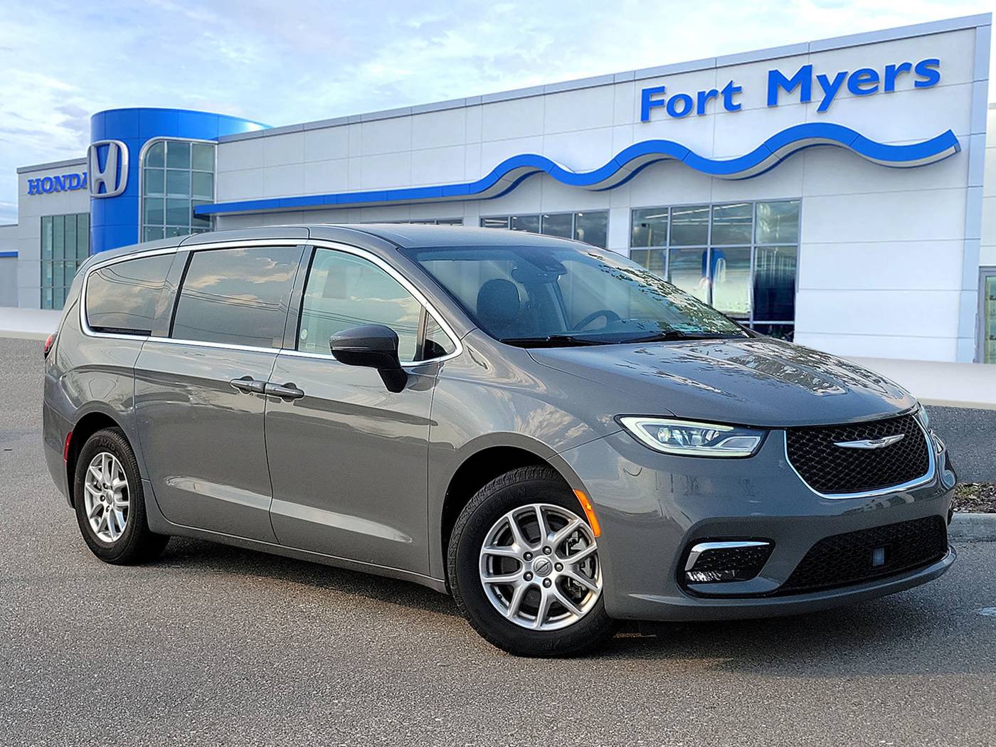 2023 Chrysler Pacifica Touring L — Minivan — 62,673 mi — Fort Myers, FL