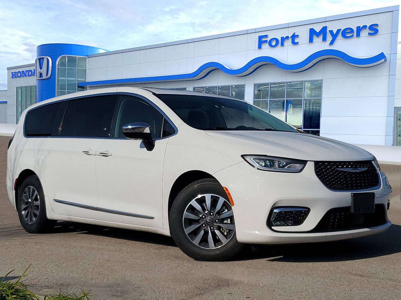 2023 Chrysler Pacifica Hybrid Limited — Minivan — 52,022 mi — Fort Myers, FL