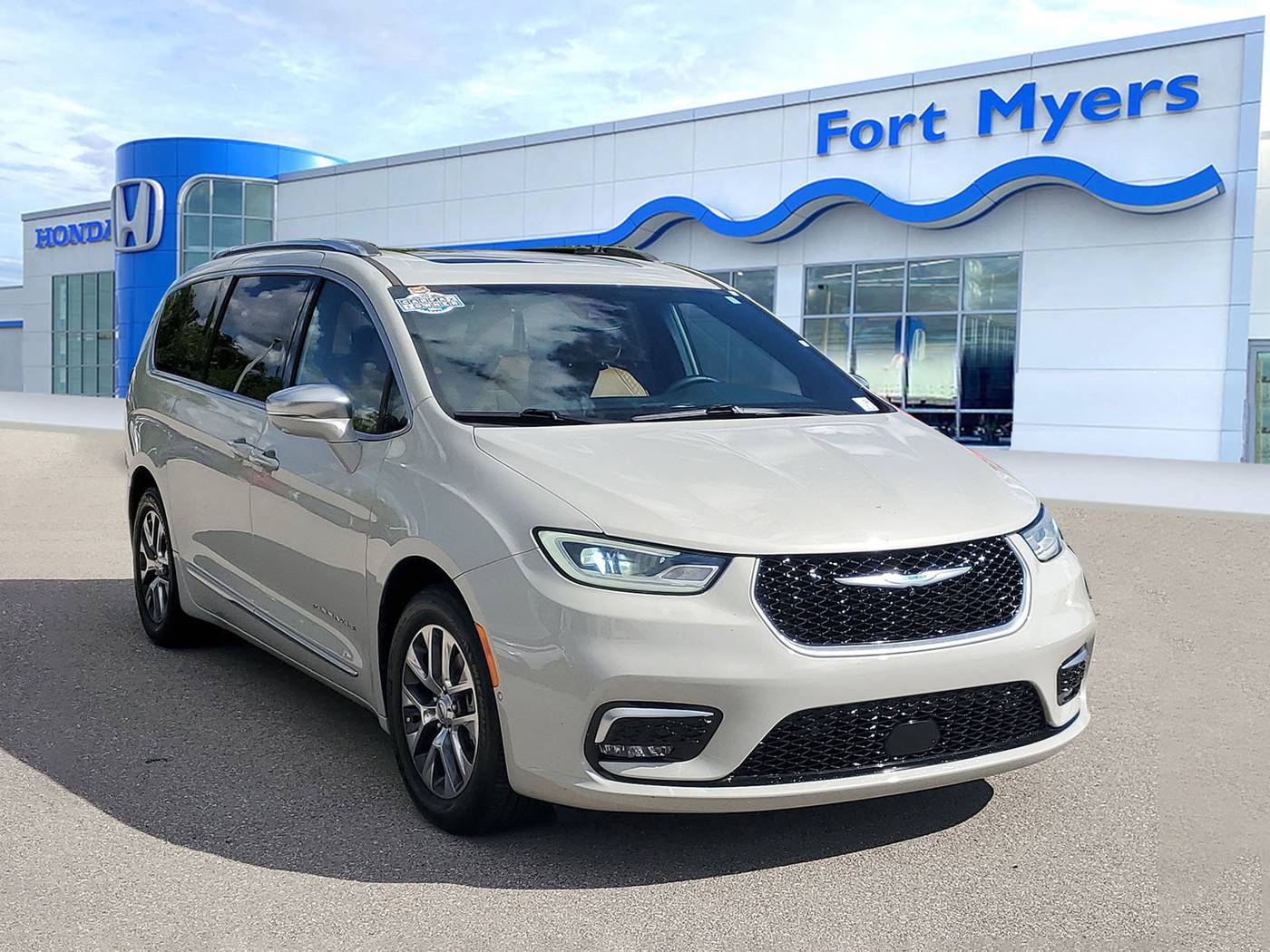 2021 Chrysler Pacifica Hybrid Pinnacle — Minivan — 24,275 mi — Fort Myers, FL