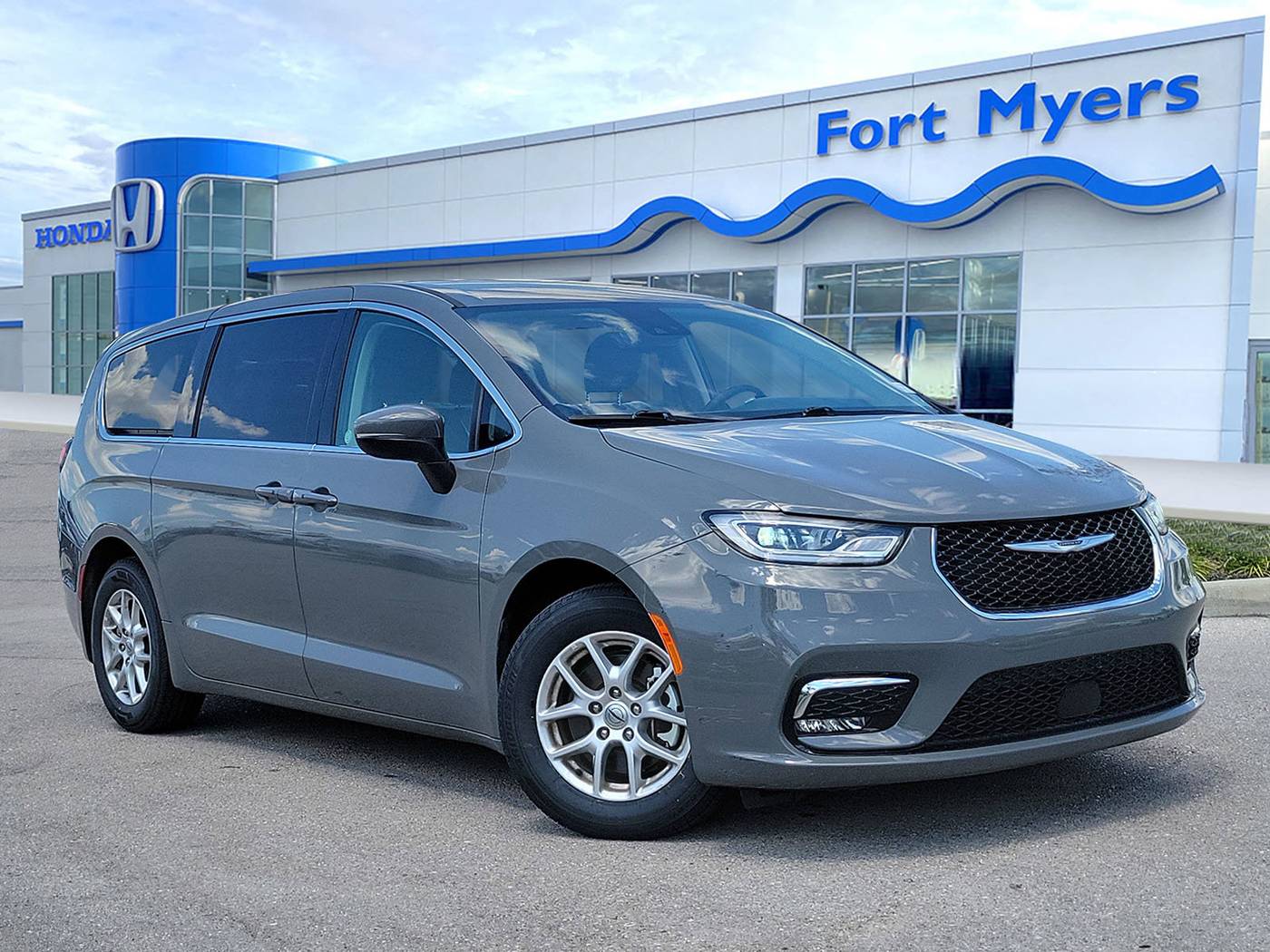 2023 Chrysler Pacifica Touring L — Minivan — 63,137 mi — Fort Myers, FL