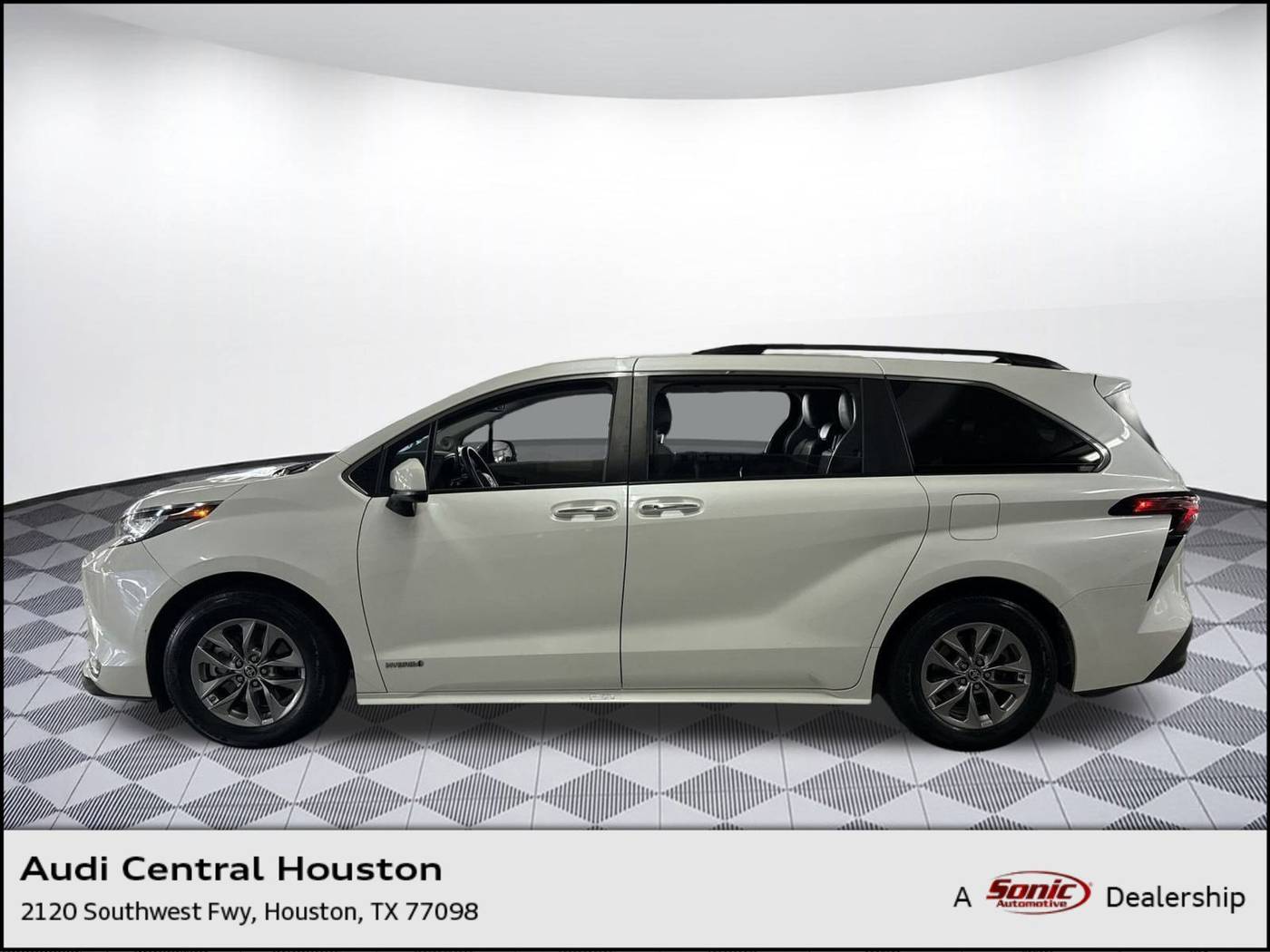 2021 Toyota Sienna XLE — Minivan — 42,819 mi — Houston, TX