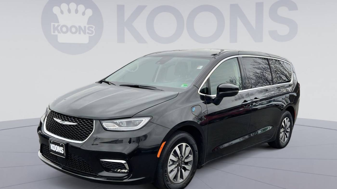 2023 Chrysler Pacifica Hybrid Touring L — Minivan — 11,952 mi — Sterling, VA