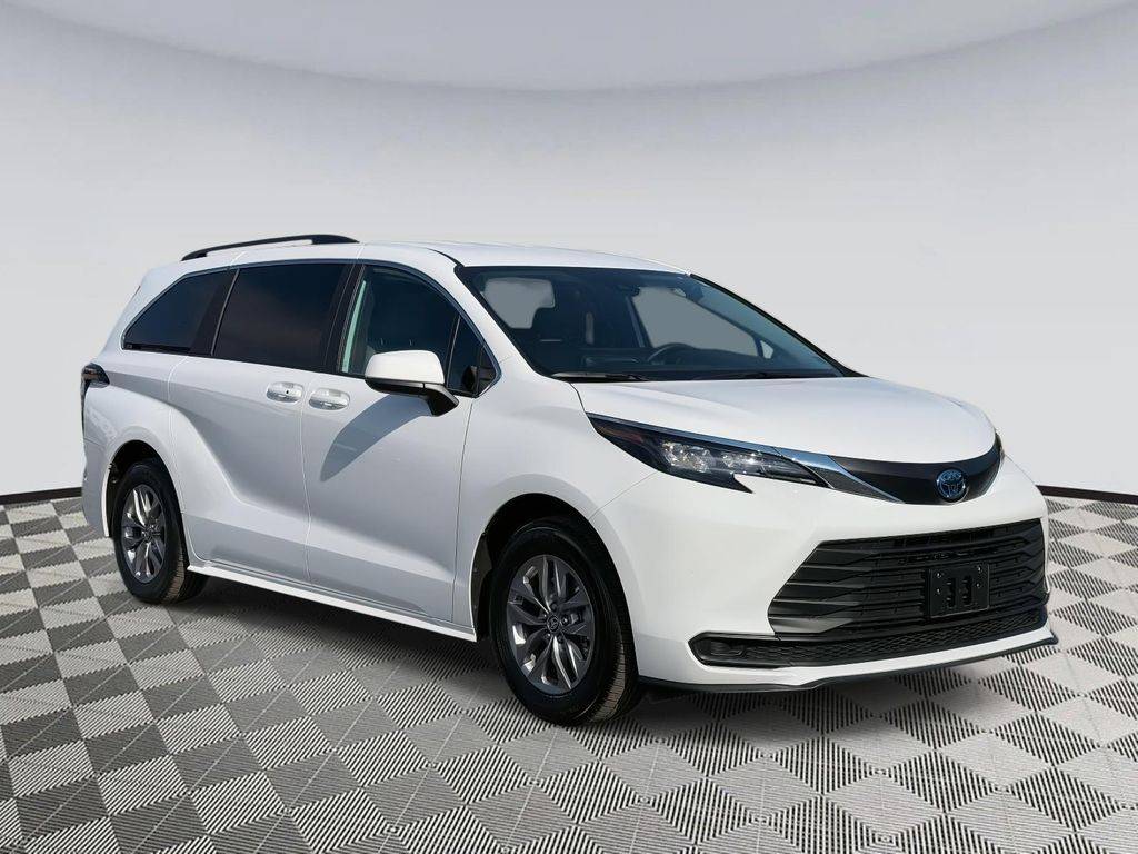 2025 Toyota Sienna LE — Minivan — 6,699 mi — Chantilly, VA