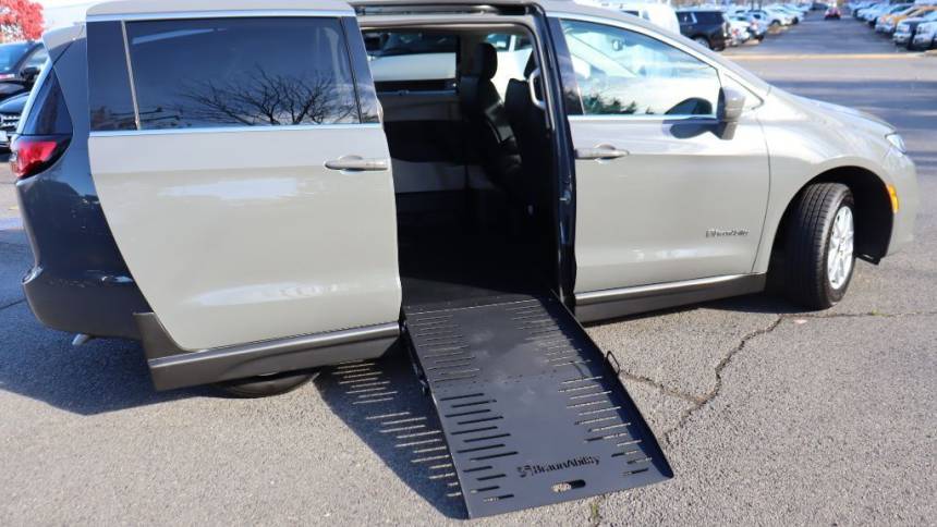 2022 Chrysler Pacifica Touring L — Minivan — 42,858 mi — Chantilly, VA