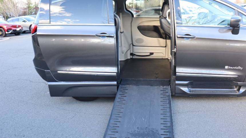 2018 Chrysler Pacifica Touring L — Minivan — 22,111 mi — Chantilly, VA