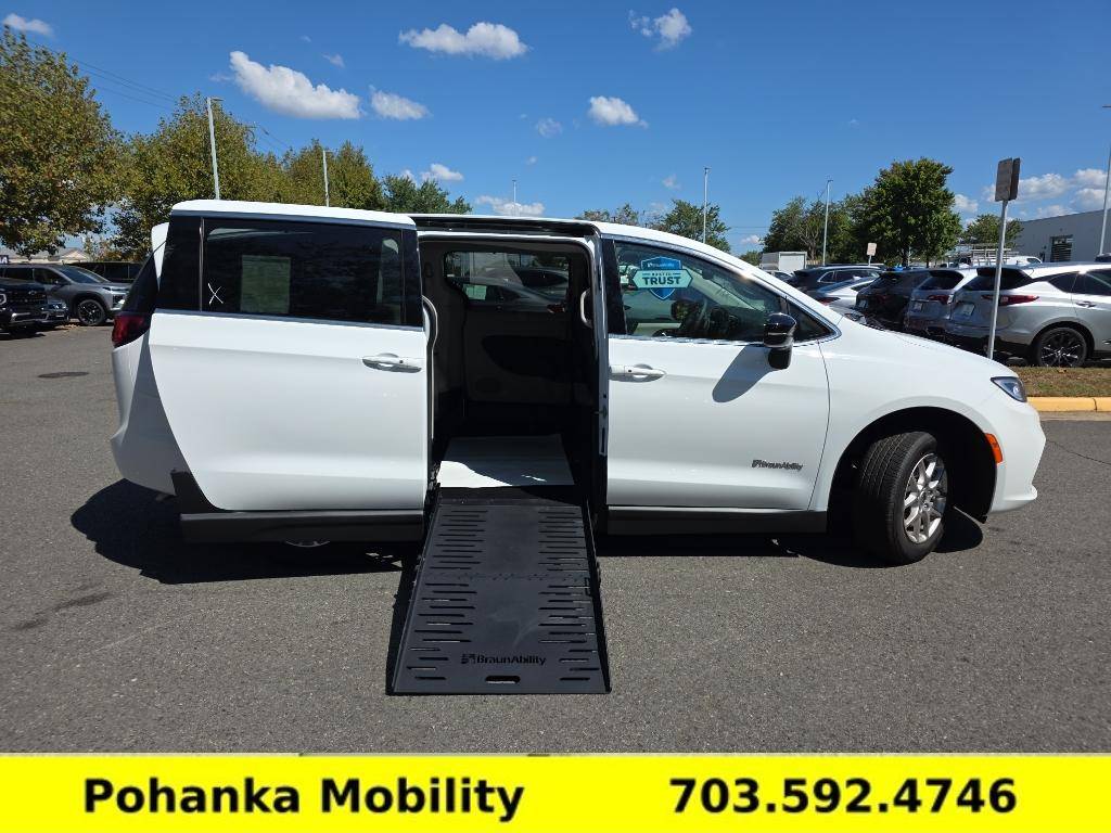 2024 Chrysler Pacifica Touring L — Minivan — 21,524 mi — Chantilly, VA