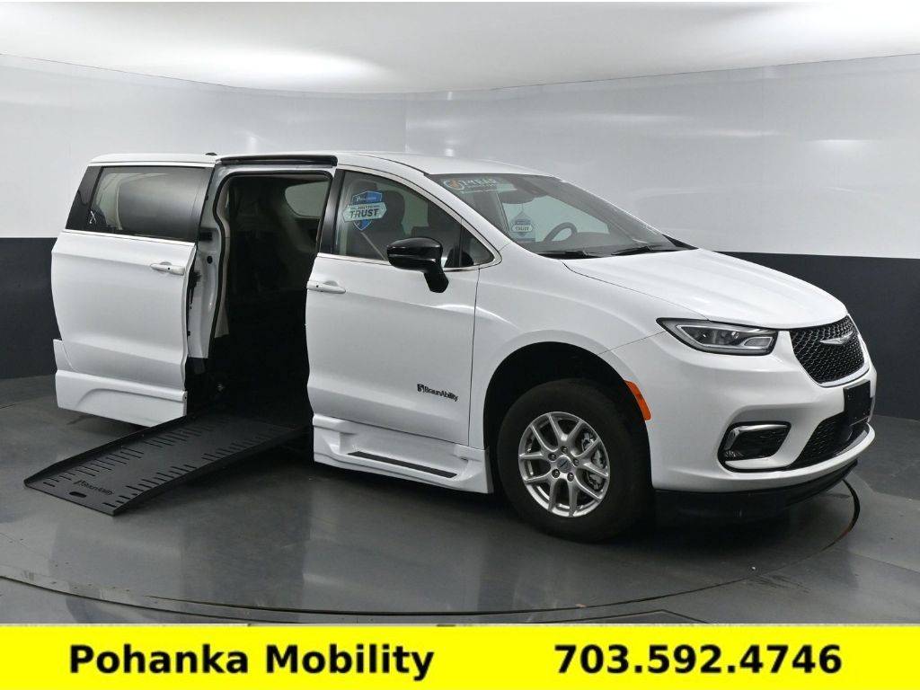 2024 Chrysler Pacifica Touring L — Minivan — 14,408 mi — Chantilly, VA