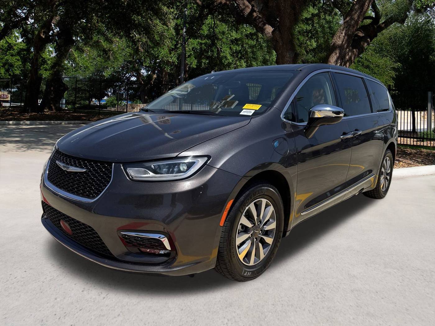 2023 Chrysler Pacifica Hybrid Limited — Minivan — 60,693 mi — San Antonio, TX