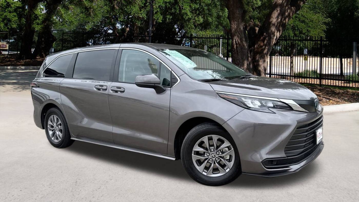 2024 Toyota Sienna LE — Minivan — 26,415 mi — San Antonio, TX