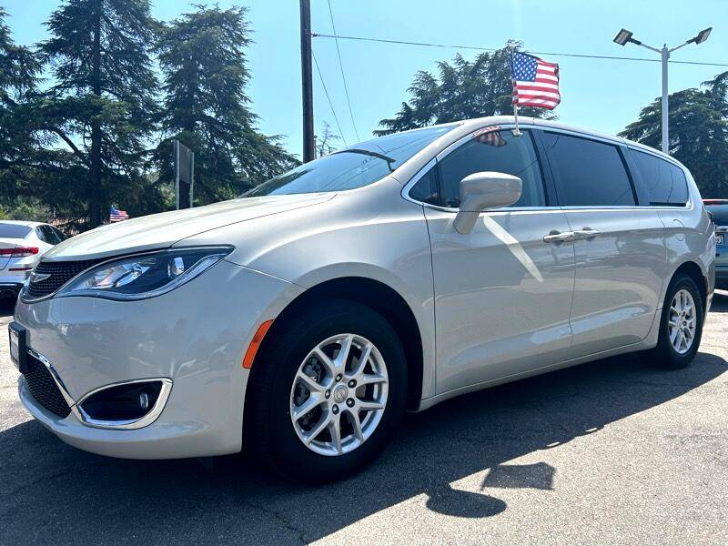 2020 Chrysler Pacifica Touring — Minivan — 17,692 mi — Newhall, CA