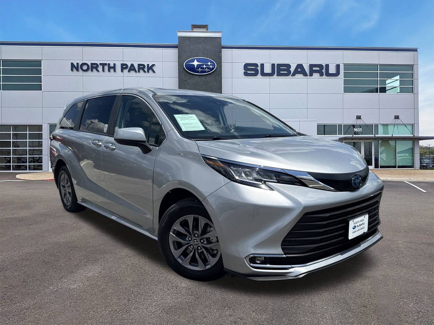 2023 Toyota Sienna XLE — Minivan — 12,206 mi — San Antonio, TX