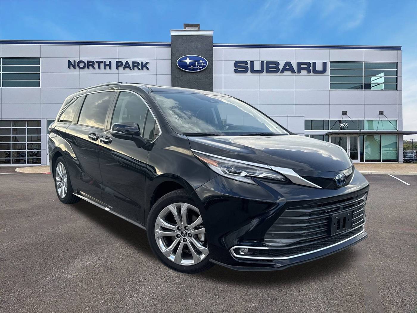 2023 Toyota Sienna Platinum — Minivan — 2,619 mi — San Antonio, TX