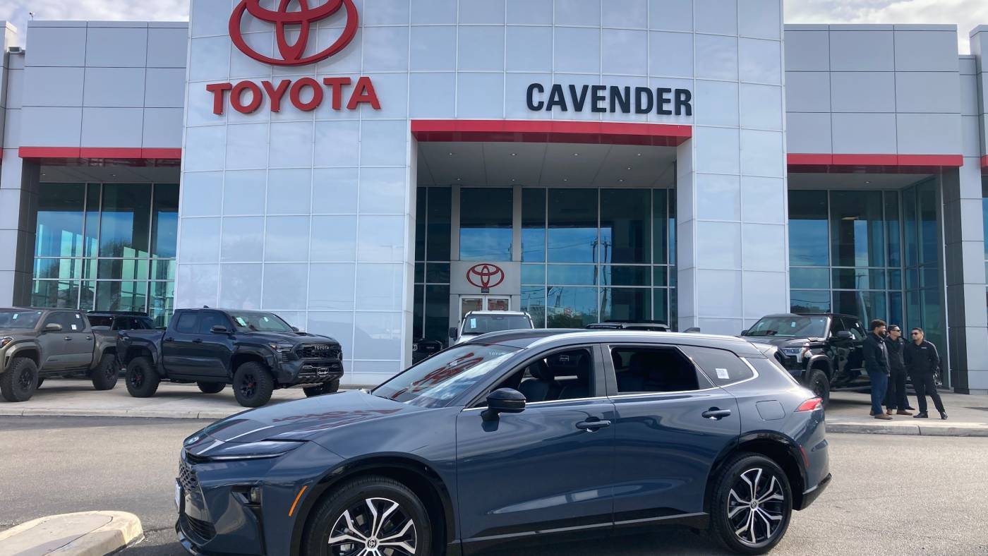 2025 Toyota Crown Signia XLE — SUV — 207 mi — San Antonio, TX