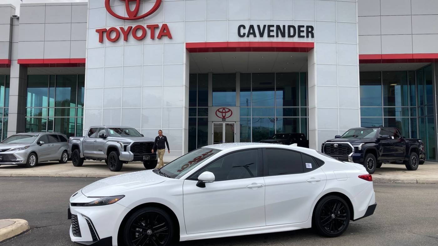 2025 Toyota Camry SE — Sedan — 1,392 mi — San Antonio, TX