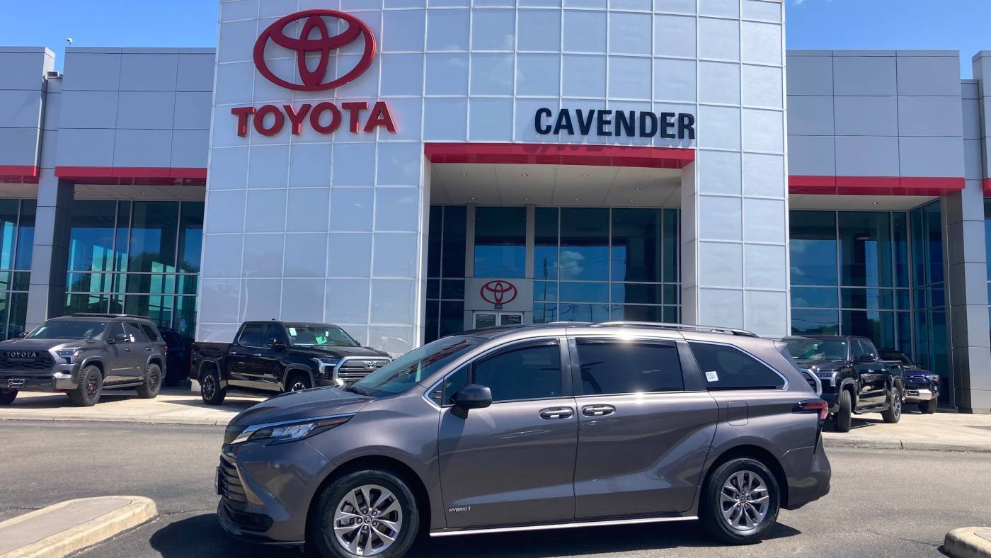 2021 Toyota Sienna LE — Minivan — 56,630 mi — San Antonio, TX