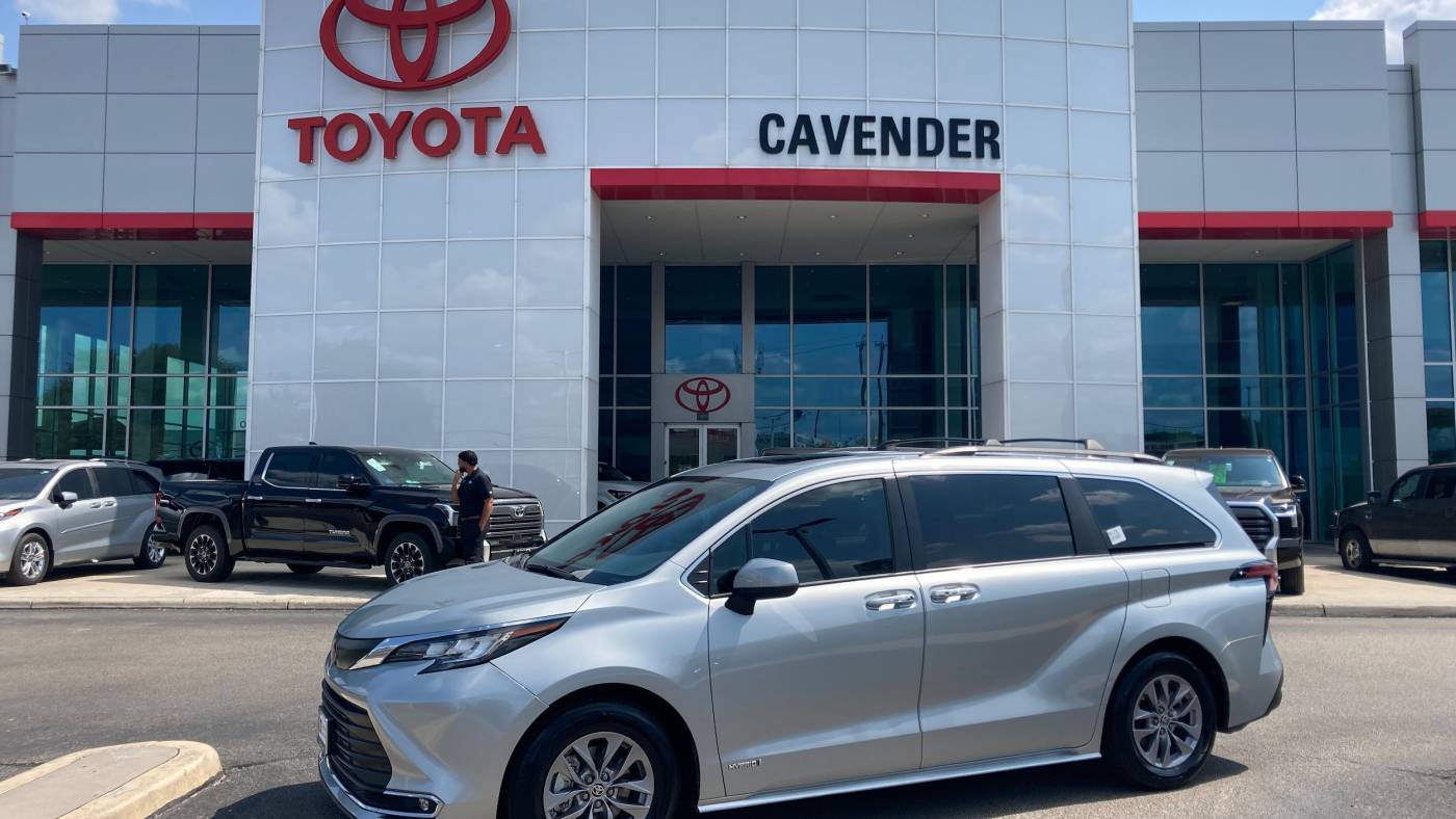 2021 Toyota Sienna XLE — Minivan — 49,369 mi — San Antonio, TX