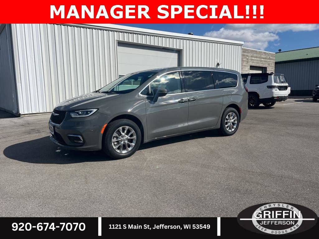 2023 Chrysler Pacifica Touring L — Minivan — 25,885 mi — Jefferson, WI