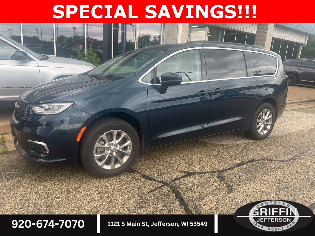 2022 Chrysler Pacifica Touring L — Minivan — 39,245 mi — Jefferson, WI