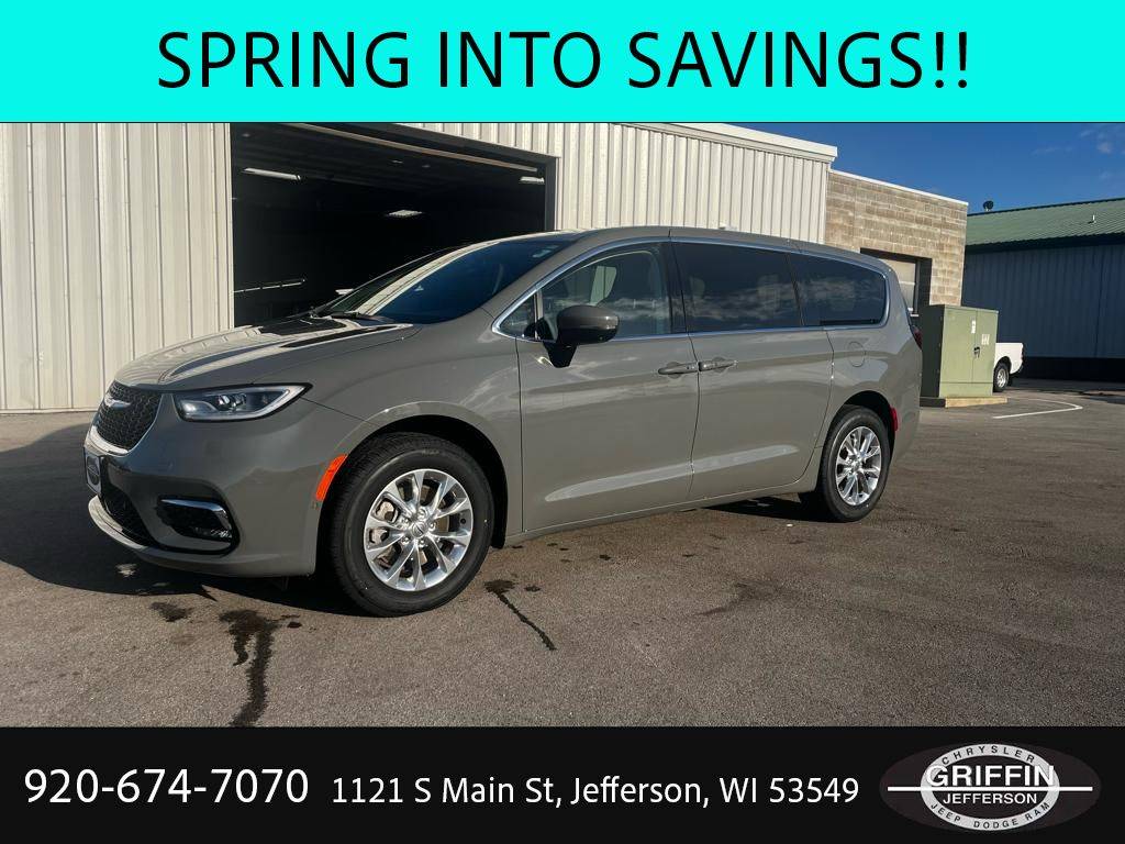2023 Chrysler Pacifica Touring L — Minivan — 25,365 mi — Jefferson, WI
