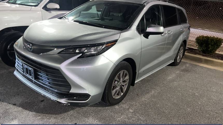 2021 Toyota Sienna LE — Minivan — 50,687 mi — Silver Spring, MD