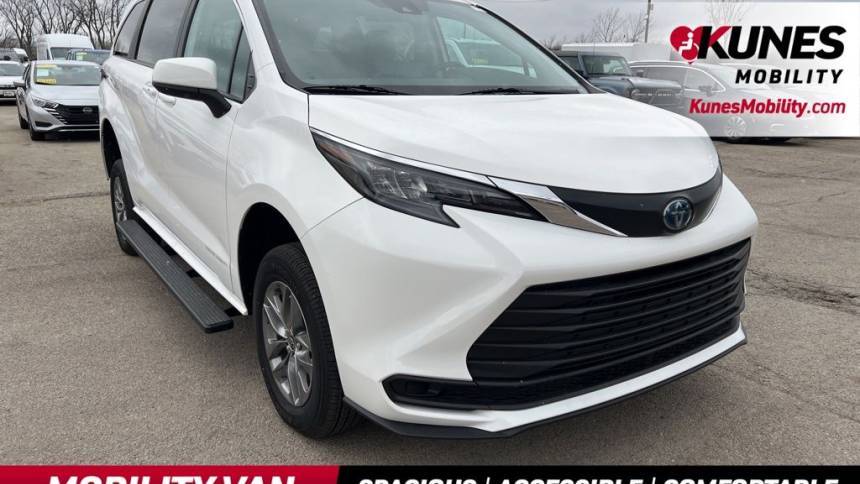 2024 Toyota Sienna LE — Minivan — 5 mi — Antioch, IL