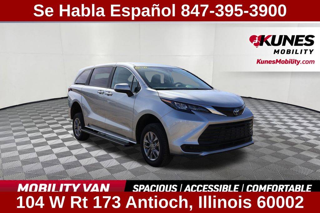 2024 Toyota Sienna LE — Minivan — 30 mi — Antioch, IL