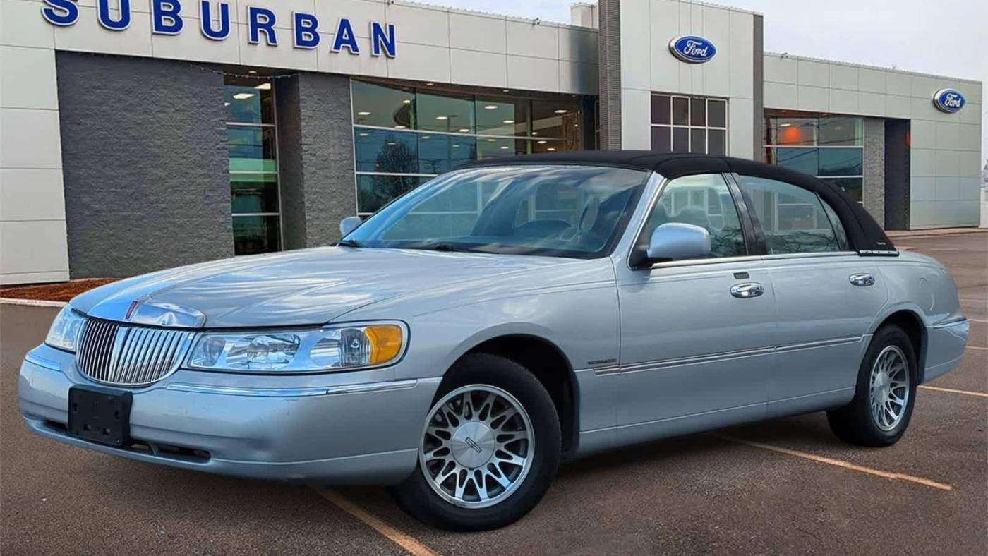 2000 Lincoln Town Car Signature — Sedan — 62,063 mi — Sterling Heights, MI
