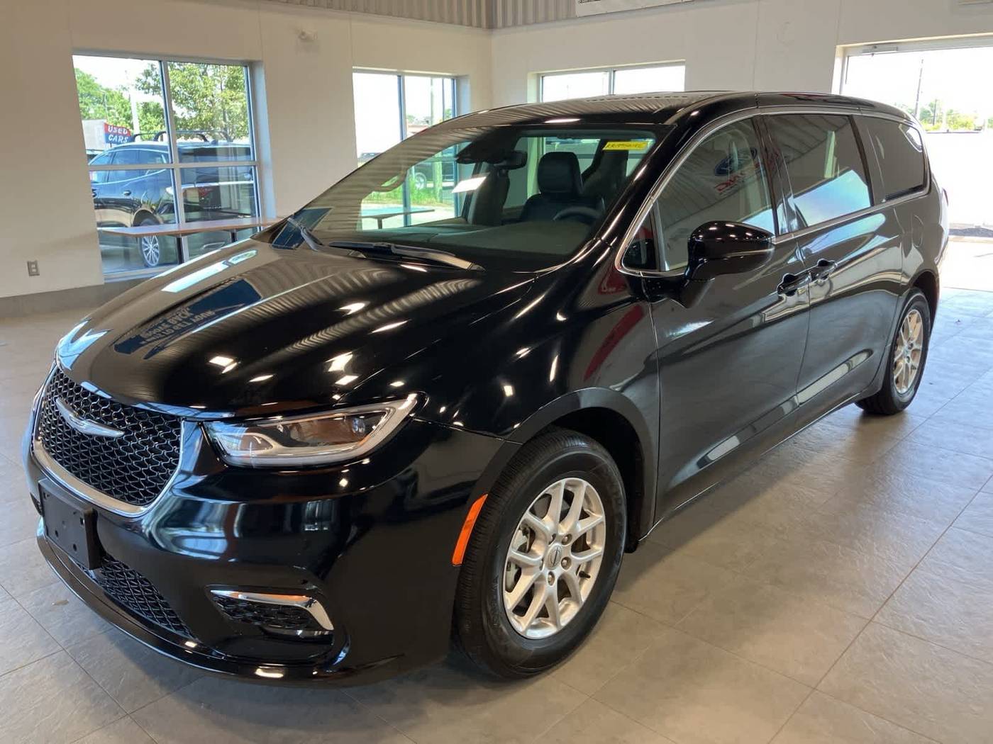 2024 Chrysler Pacifica Touring L — Minivan — 27,932 mi — Sterling Heights, MI