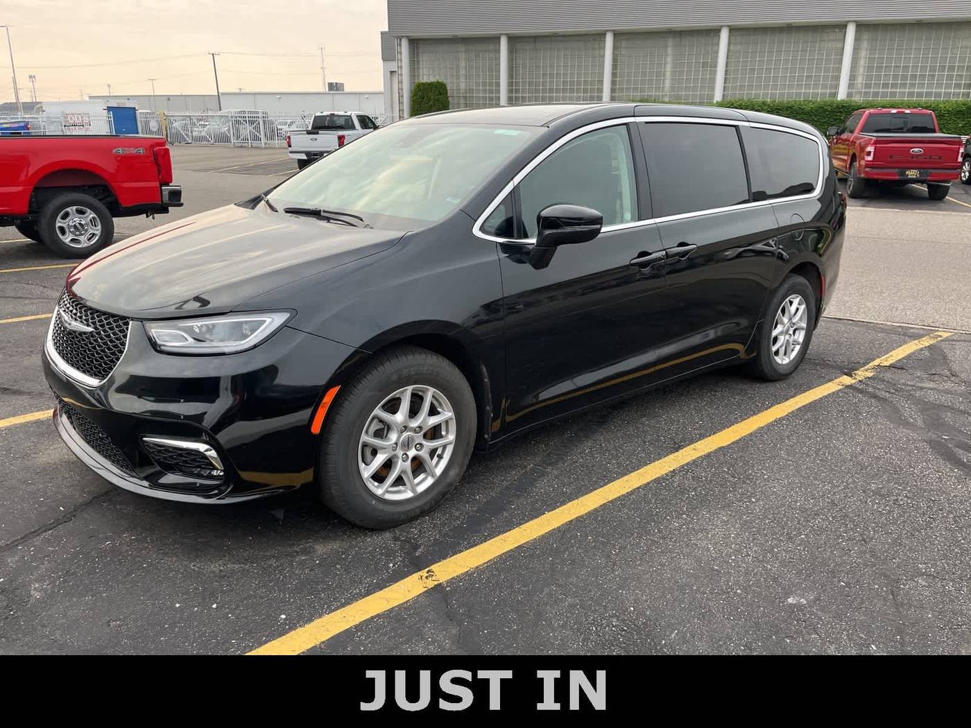 2023 Chrysler Pacifica Touring L — Minivan — 36,636 mi — Sterling Heights, MI