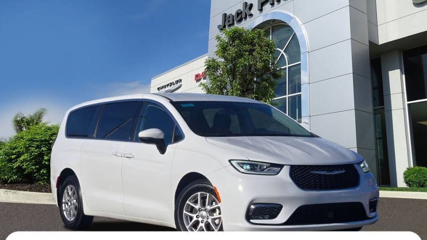 2023 Chrysler Pacifica Touring L — Minivan — 51,431 mi — Countryside, IL