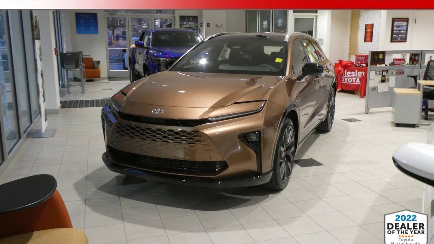 2025 Toyota Crown Signia Limited — SUV — 5 mi — Wellesley, MA