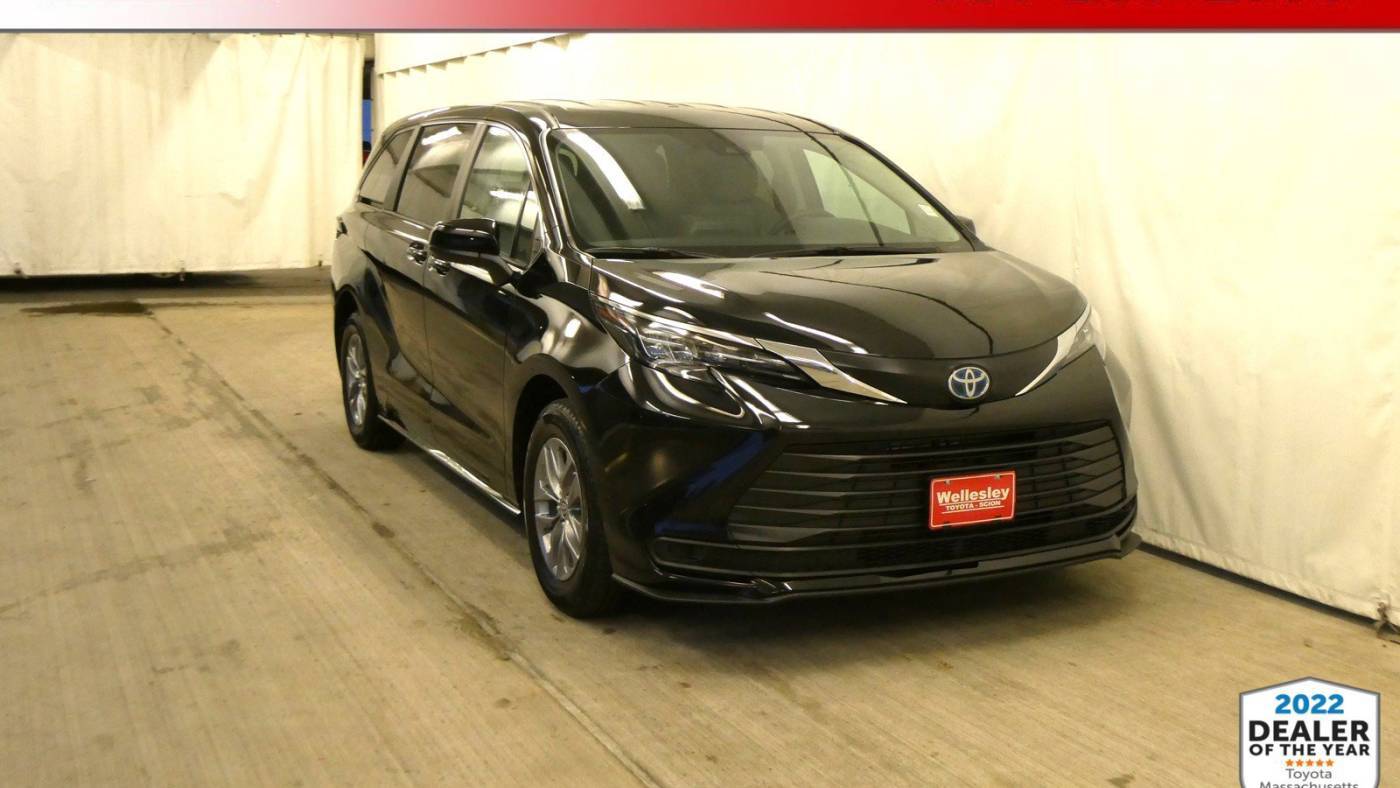 2024 Toyota Sienna LE — Minivan — 13,323 mi — Wellesley, MA