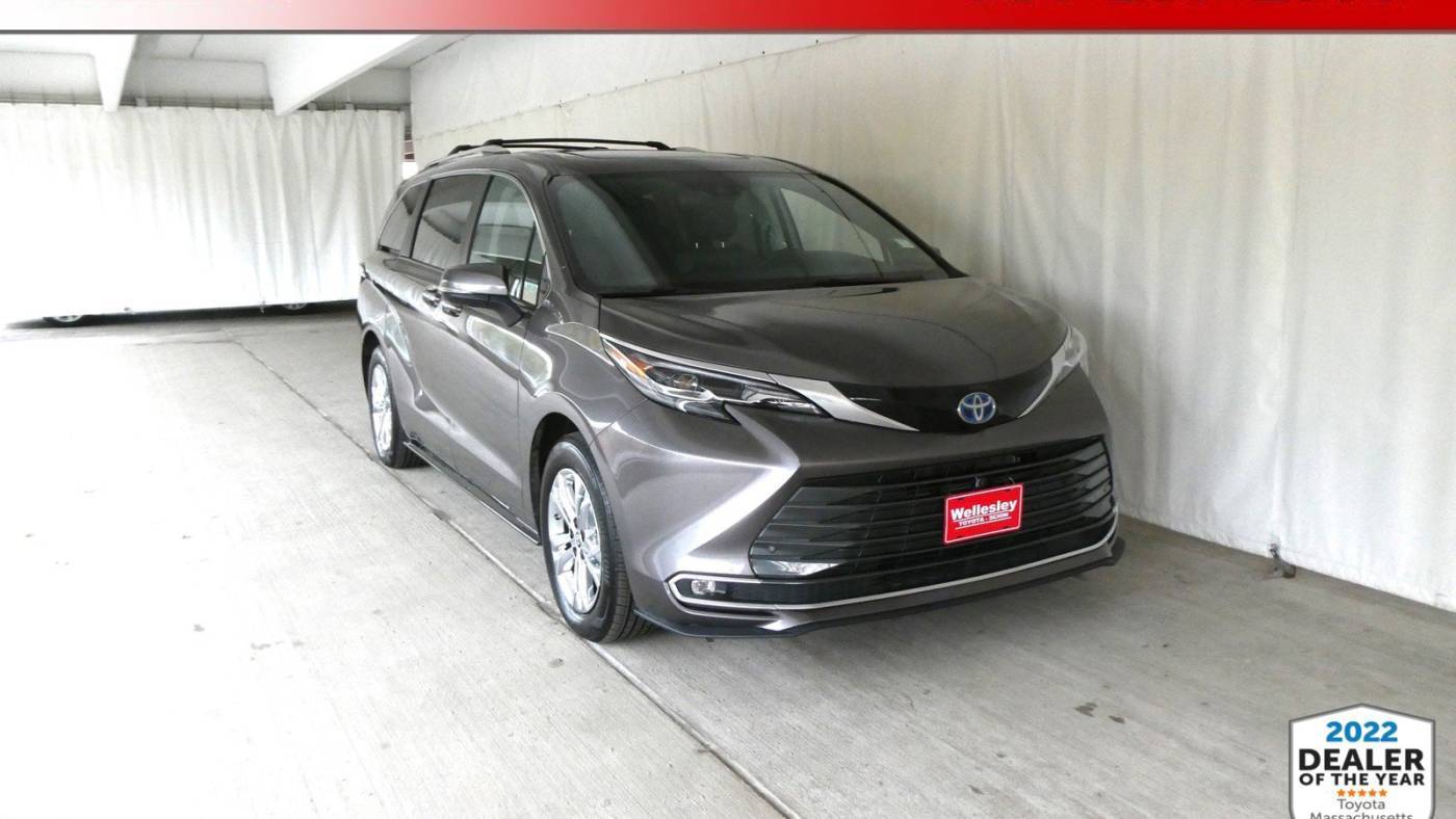 2024 Toyota Sienna Platinum — Minivan — 9,885 mi — Wellesley, MA