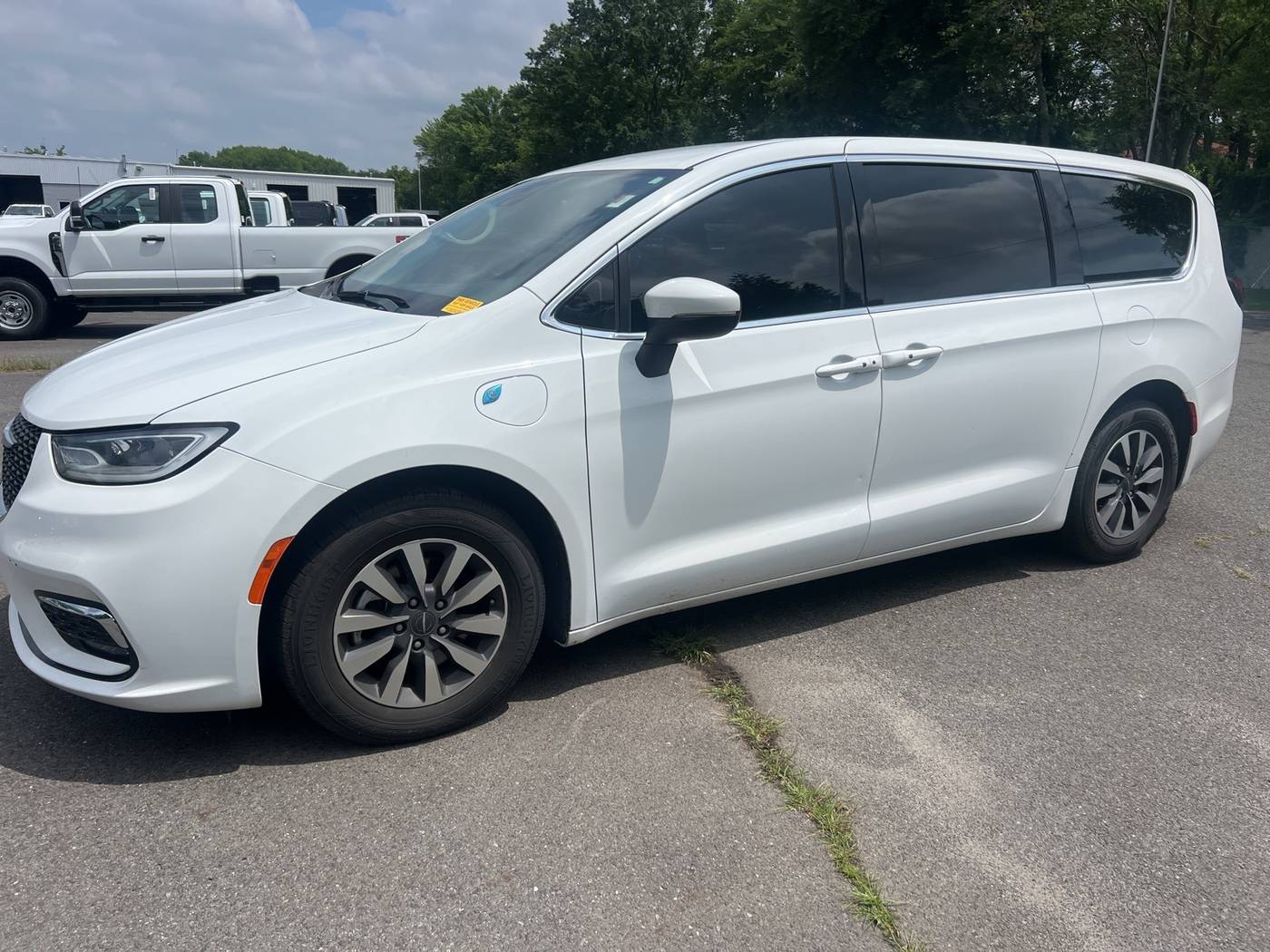 2023 Chrysler Pacifica Hybrid Touring L — Minivan — 70,891 mi — Trenton, NJ