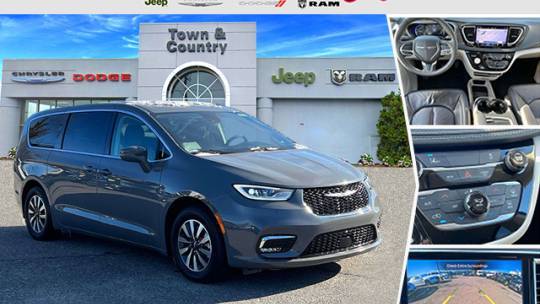 2022 Chrysler Pacifica Hybrid Touring L — Minivan — 33,375 mi — Levittown, NY