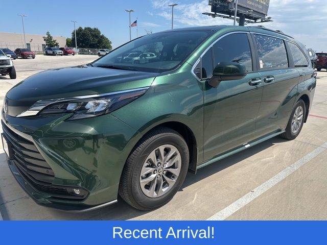2025 Toyota Sienna XLE — Minivan — 725 mi — Fort Worth, TX